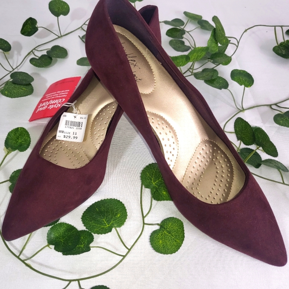 NWOB burgandy heels size 11